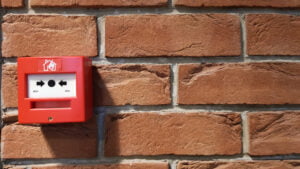 fire alarm system box installed on wall in building SSUCv3H4sIAAAAAAAACpxX227kKBB9X2n/IfLzRgJjbNhfGe0DxriNYhsv4O7pifLvg28dTHV2RvsSxcWh7lWcfv/zj5eXrBZOy+zvl/flK3zrvp+dt8JrMwYx+muXWzU2ysaSqyUligWq0d5YLfpYWAsvu1EMKgjHue8X8cd6mDkv/OyUi6y7bvZeWeeNfAti8lDtpvCJj0+cE9vGgsYqMTivVzMPaa0vq6apM97EB6IxtTqMPKSTGRsaC6TpzWxr8/1kSk3Gab/qdCelvRjusaC1Sk36ZOIu7oOW9uSMFONzLwezFEH1alCjP5kajIsciFIqhVeXUINTUo8Sf9u+X46D3boPR1m2q96qMNer7BBtyv/Xze2ffx45uqhRLkl6/4i8tiFGsTXCtw2avd1CGwxxFJ0JvRJHkZWozIsstSClbkK+EiQvWIoMabWrOy/quz7jMaKM0vSCU/aqpUqRVY5TZKMAsETB2xQnzSjVlPqKMEqBtdWXLsHlmFUprtVWtQt0HdUIjCsElDrZGdMnxgsOUhoaTSWwHJVlCptm1yVGKQIh16oHuggHJlU/JY4RBCrYholLspwzAvw3bQurUWJgVF2FnI/F94nlVQ6DdWYem7PKqqAkhemxNXaAOjHChPNn1UvDgb3gRAtai+bPUP7+a1zYWnY4wQoc4mUAqMdmeRi29R4rpQj0v7s7rwZgHIRyE2kzUATL3IkfwibJRjgH6XNKzlbDoAsQi1UNmCXQNu4+1GA8cAX3yL+znpYV/et5356SGJRz+uVeSjLD4Jg0Yrykk/4sM3V4Ht9OMMYK2As3YUc9Xn4j0/oygsQA1BSe+3Qh4CcNqGySuhKXoBqTDVtIgkEqaUVA+9Wz7ps0EM45Bvvy1mmfjhxmoCSTCM9wEgopgI91IC+pfxWFC8kqJ+d0hgsEvJusuqZ9lZMCoxy+Zu6mA9FKckNz8oXONI9fqp2sHt9CidJtDId5ftK1VVWVD53Riy/mRpvocb8aKfrltScRKJiWWxXfd4nx3erJcU2GLeztYjLLwz4/POmNmUTdLxlug1r1uUjcsbdXeWRLht1mhsjUGNrNffKbMGpro2SY5AxxQkMCMOWhW8osZrOdDnpWjw4f56k3olkXzoM9pTwXU8YJYxUpH2TqoLz7CT2ocMx+tzOG88+zMxHeABwdbPwZJ94xsZIzPd4B+cE+Y6a8n5Ho7ESaj3MWeZjy5wPDIwcOKr2fFVFeIla9vvYEsyg3McEuw+8TzBmpIudSrh0whGNURsYh7Q6gAmNaRVGcGfgCoATTYjs/+PJChwcdCv07xeeM7bejtlwxuvmPn0gZrggqKC/wNur7Rb2YzGQhaM0b9YpYTl+L8PeViyZ/rVhDayaLqi7qcOvjJwAAAP//AwC8WCF8Cw4AAA==